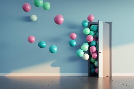 KulturKontakt: Bunte Luftballons quillen durch eine geöffnete Tür in den Raum